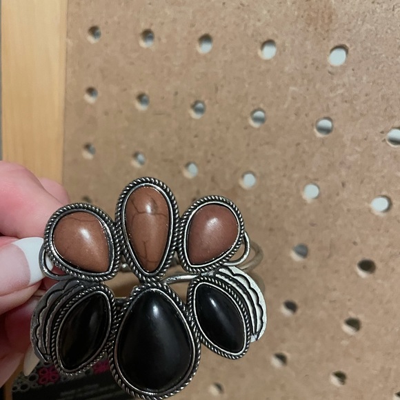 Large design hinge bracelet with dark tan crackle snd black matte stones.